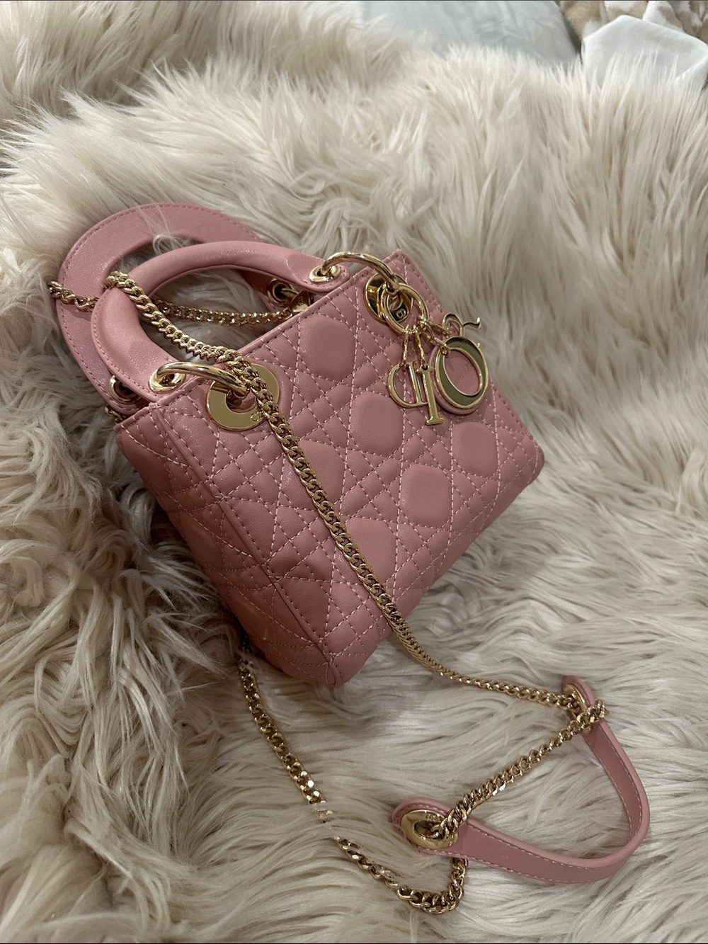 Elegant Quilted Pink Shoulder Bag with Gold Chain - Picture 4 of 7